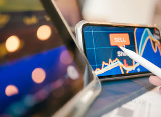 Analyste opérant sur plusieurs marchés et examinant les options Bitcoin, Ethereum et forex